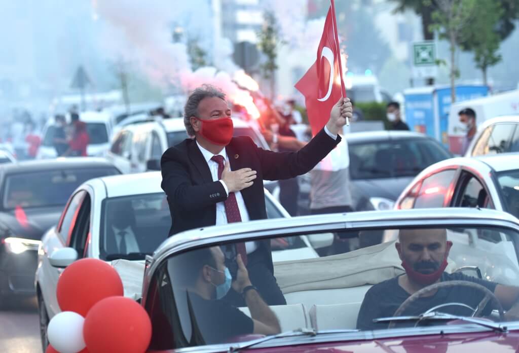 İZMİR KLASİK OTOMOBİLCİLER DERNEĞİ VE VOSVOS İZMİR FUN CLUP DAN 19 MAYIS DESTEĞİ