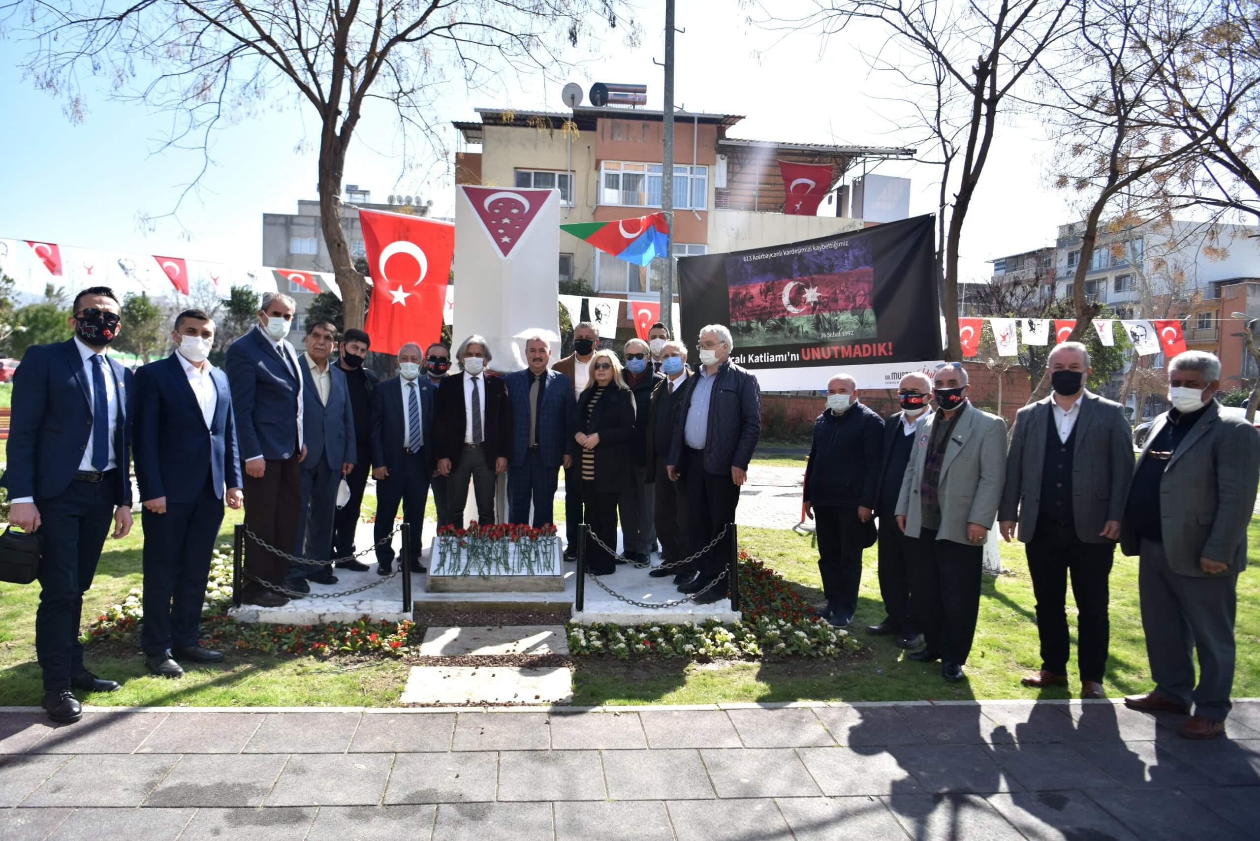 STK’LAR İLE BİRLİKTE HOCALI ŞEHİTLERİ BORNOVA’DA ANILDI