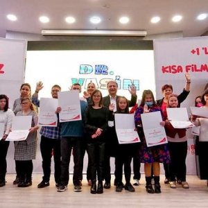 İzmir Down Sendromu Derneği işbirliği ile 12 Down Sendromu kardeşimize Bornova Film Ofisimizde hocamiz Nesli Hanimin yönetiminde kısa film eğitimi verdik.