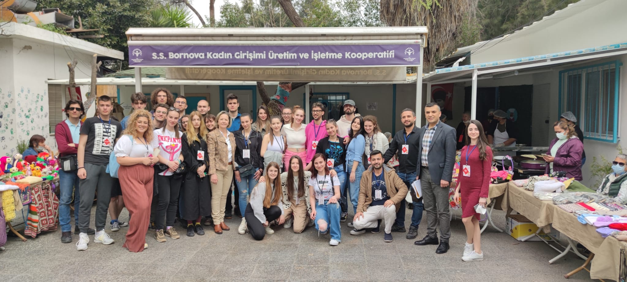 Bornovalı çocuklar, Bornova Belediyesi Altındağ Atatürk Kültür Merkezi Sivil Toplum Kuruluşları Yerleşkesi’nde ERASMUS+ AB Programı ile “Toplumda Olumlu Değişiklikler İçin Yerel Gençlik Kampanyaları” projesi kapsamında “Toplumsal Eşitlik Kiti” adı verilen oyun aracılığıyla toplumsal cinsiyet eşitliği eğitimi aldı.