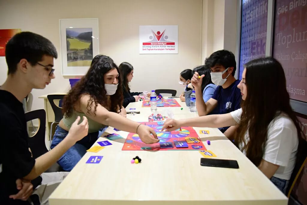 Bornovalı çocuklar, Bornova Belediyesi Altındağ Atatürk Kültür Merkezi Sivil Toplum Kuruluşları Yerleşkesi’nde ERASMUS+ AB Programı ile “Toplumda Olumlu Değişiklikler İçin Yerel Gençlik Kampanyaları” projesi kapsamında “Toplumsal Eşitlik Kiti” adı verilen oyun aracılığıyla toplumsal cinsiyet eşitliği eğitimi aldı.
