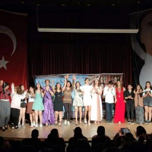 BTM tiyatromuzu “Mış Gibi” oyunuyla Bornova Belediyesi STK Yerleşkemizde misafir ettik.