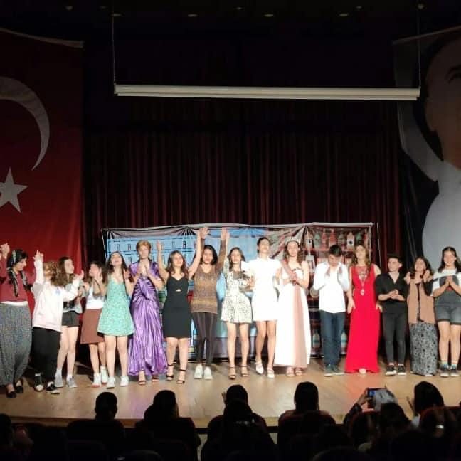BTM tiyatromuzu “Mış Gibi” oyunuyla Bornova Belediyesi STK Yerleşkemizde misafir ettik.