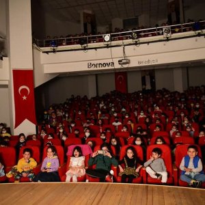 Bornova Belediyesi Sivil Toplum Kuruluşları (STK) Yerleşkemizde 1 haftalık ara tatilde olan çocuklar, Geleneksel Türk Tiyatrosunun önemli figürleri Karagöz ve Hacivat’ın başından geçen olayların anlatıldığı Karagöz Balon Sefası adlı gölge oyunu ile geleneksel Türk tiyatrosuyla eğlendi.