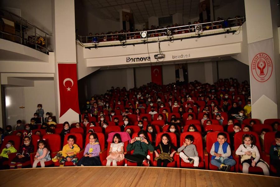 Bornova Belediyesi Sivil Toplum Kuruluşları (STK) Yerleşkemizde 1 haftalık ara tatilde olan çocuklar, Geleneksel Türk Tiyatrosunun önemli figürleri Karagöz ve Hacivat’ın başından geçen olayların anlatıldığı Karagöz Balon Sefası adlı gölge oyunu ile geleneksel Türk tiyatrosuyla eğlendi.