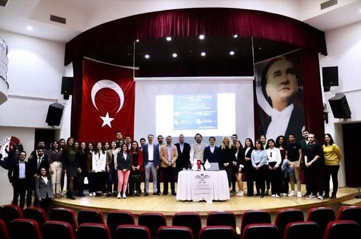 İkonion Hukuk ve Kariyer Derneği ve Bilişim Mühendisleri Yardımlaşma ve Dayanışma Derneği işbirliğinde Bornova Belediyesi, Türkiye Bilişim Derneği, Hukuk ve Bilişim Dergisi destekleri ile Bornova Belediyesi Sivil Toplum Kuruluşları Yerleşkesi’nde “E Ticaret ve Hukuk Zirvesi ” düzenlenmiştir