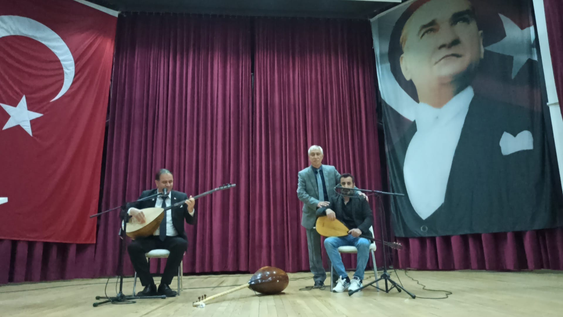 Bornova Belediyesi Sivil Toplum Kuruluşları Yerleşkemizde Anadolu Aşıklar Derneğimizin “Aşık Murat Çobanoğlu Anma Konseri’ne ev sahipliği yaparak aşiklarimizin , ozanlarimizin türkülerini dinleyerek, atışmalarıni keyifle izledik.