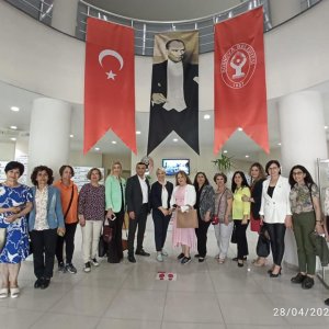 İzmir Kent Konseyi Kadın Meclisi başkanı Canan Aydemir Özkara ve yürütme kurulu üyelerini Bornova Belediyesi Sivil Toplum Kuruluşları Yerleskesi’nde misafir ettik