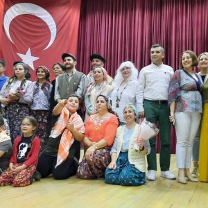 Bornova Belediyesi ve Tohumluk Sosyal Yardımlaşma Eğitim Kültür ve Sanat Vakfı işbirliği ile Tohumluk Vakfi gönüllüleri ve Kemalpaşa Vişneli Köyü sakinlerinin oluşturduğu  Tohumluk Vakfi Vişneli Köy Tiyatrosu’nun” Dünyayı Kurtaracagiz” adli tiyatro oyunu muhteşemdi.