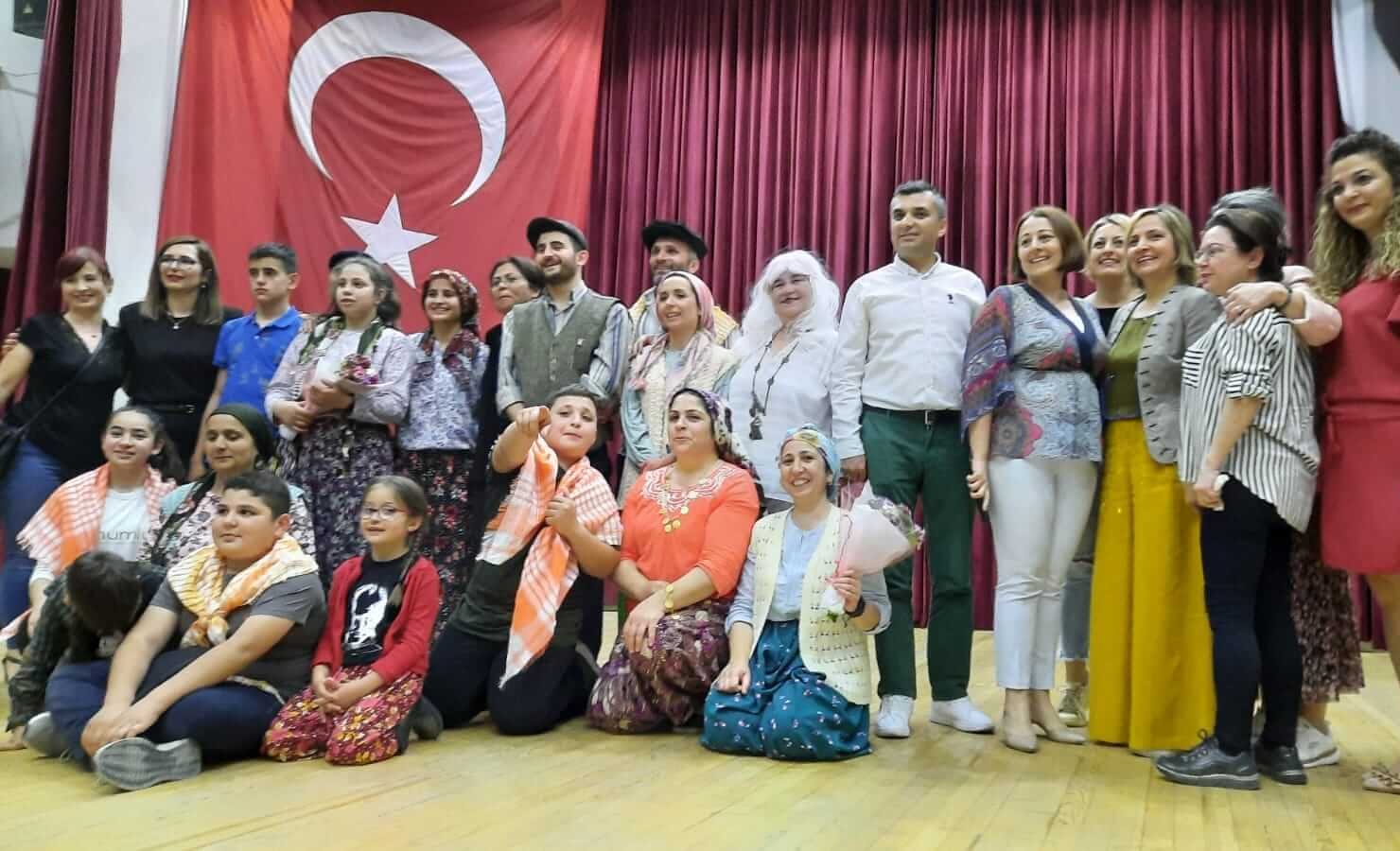 Bornova Belediyesi ve Tohumluk Sosyal Yardımlaşma Eğitim Kültür ve Sanat Vakfı işbirliği ile Tohumluk Vakfi gönüllüleri ve Kemalpaşa Vişneli Köyü sakinlerinin oluşturduğu Tohumluk Vakfi Vişneli Köy Tiyatrosu’nun” Dünyayı Kurtaracagiz” adli tiyatro oyunu muhteşemdi.
