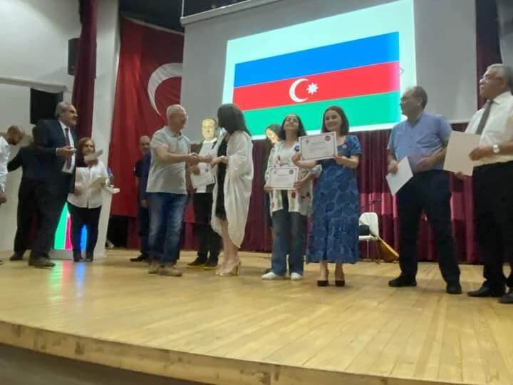 Bornova Belediyesi  Sivil Toplum Kuruluşları Yerleşkemizde İzmir Azerbaycan Kültür ve Yardımlaşma Derneği veİzmir Kafkasyalılar Sevgi ve Kömek Derneği işbirliği ile Azerbaycan Cumhuriyeti’nin 104.ncü kuruluş yıldönümünü kutladik.