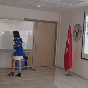 Hayvan Hakları Federasyonu işbirliği  HAYTAP İzmir Temsilciliği gönülleri eğitim vererek; öğrencilere karne hediyesi ve mama dağıtımı gerçekleştirdi.