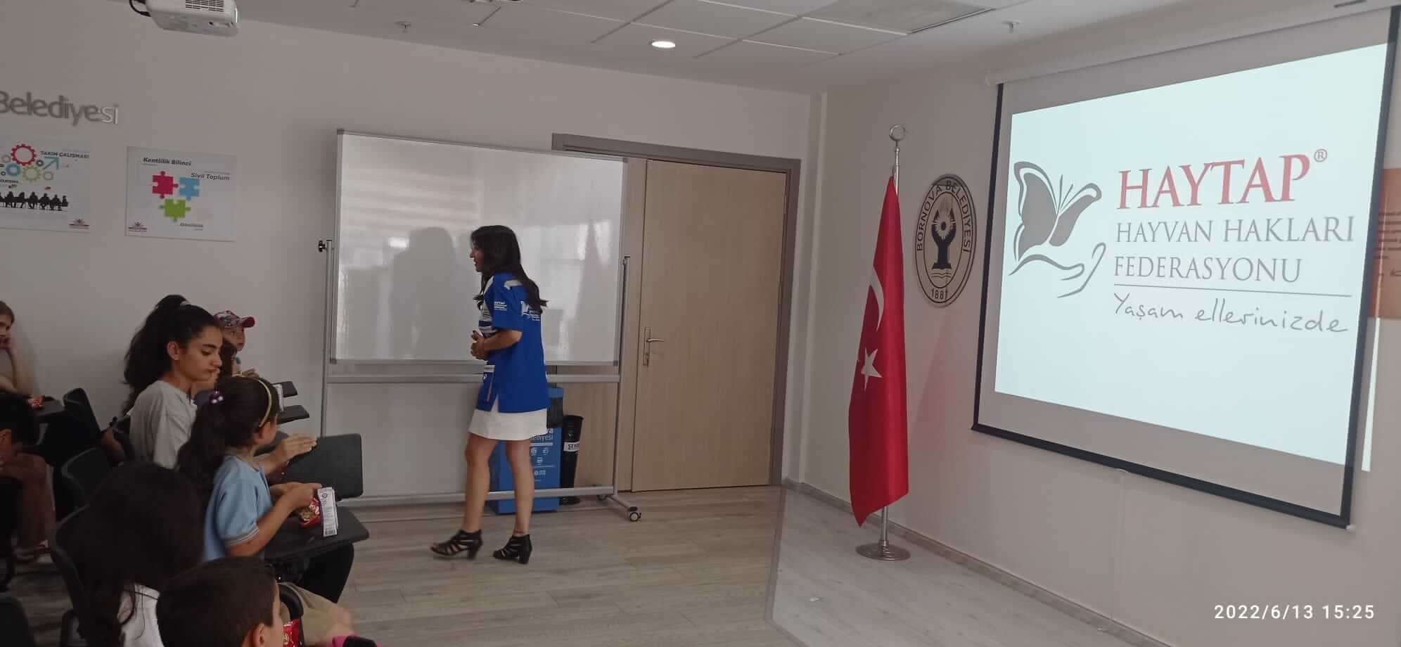 Hayvan Hakları Federasyonu işbirliği  HAYTAP İzmir Temsilciliği gönülleri eğitim vererek; öğrencilere karne hediyesi ve mama dağıtımı gerçekleştirdi.
