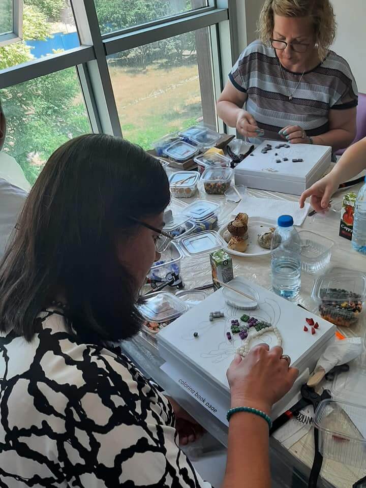 Bornova Belediyemiz ve Birleşmiş Milletler Göç Kuruluşu işbirliği ile Altındağ Sivil Toplum Kuruluşları Yerleşkemiz ev sahipliğinde Türk ve Suriyeli kadınların birlikte katıldığı 7 haftalık cam mozaik atölyesi tamamlandı.