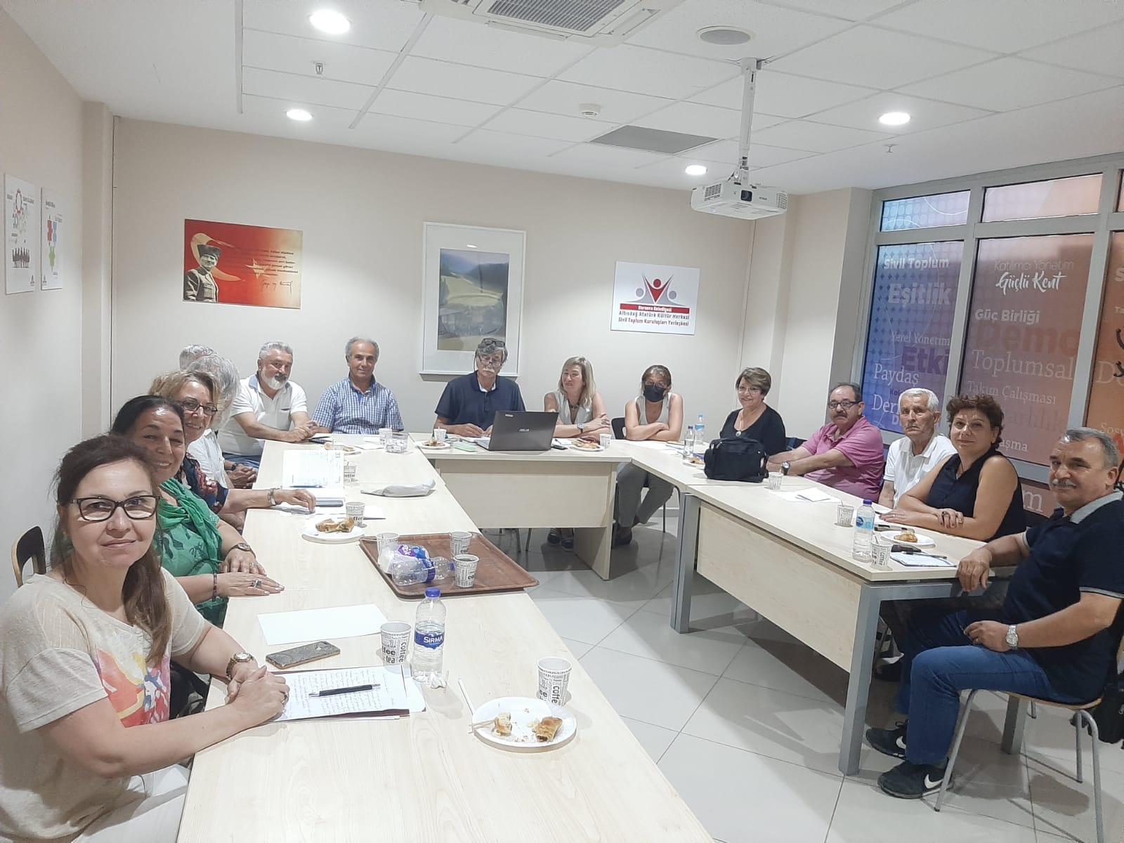 Yeni Kuşak Köy Enstitülüler Derneği Bornova Şubesi’nin yönetim kurulu toplantısı genel merkez başkan ve yönetim kurulu üyelerinin de katılımıyla Bornova Belediyesi STK Yerleşkemizde gerçekleştirildi.
