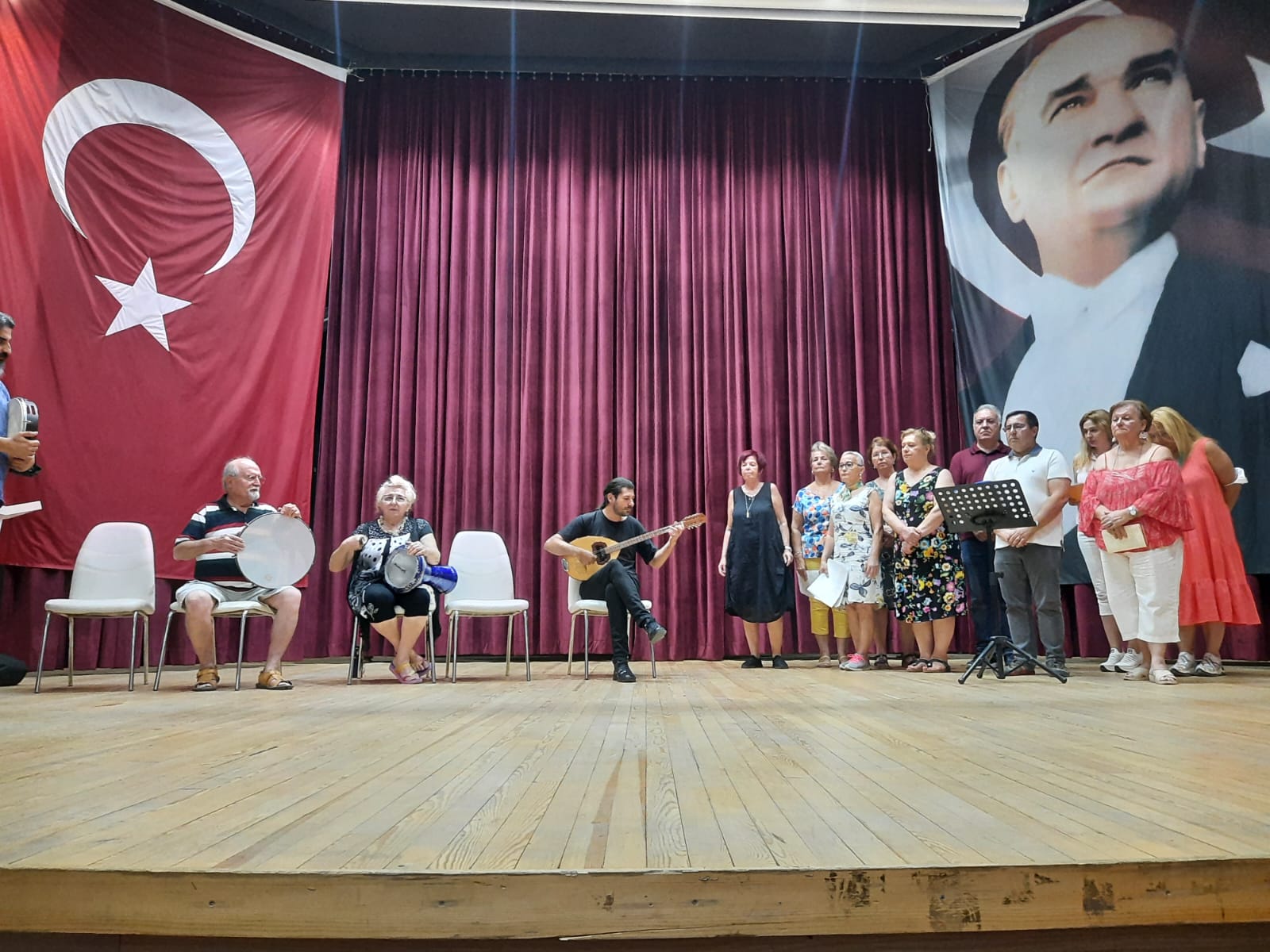 Lozan Mübadilleri Vakfı Ege Bölge Temsilciliği konser çalışmalarını Sivil Toplum Kuruluşları Yerleşkemizde Yıldız Kenter Sahnemizde tamamladı.