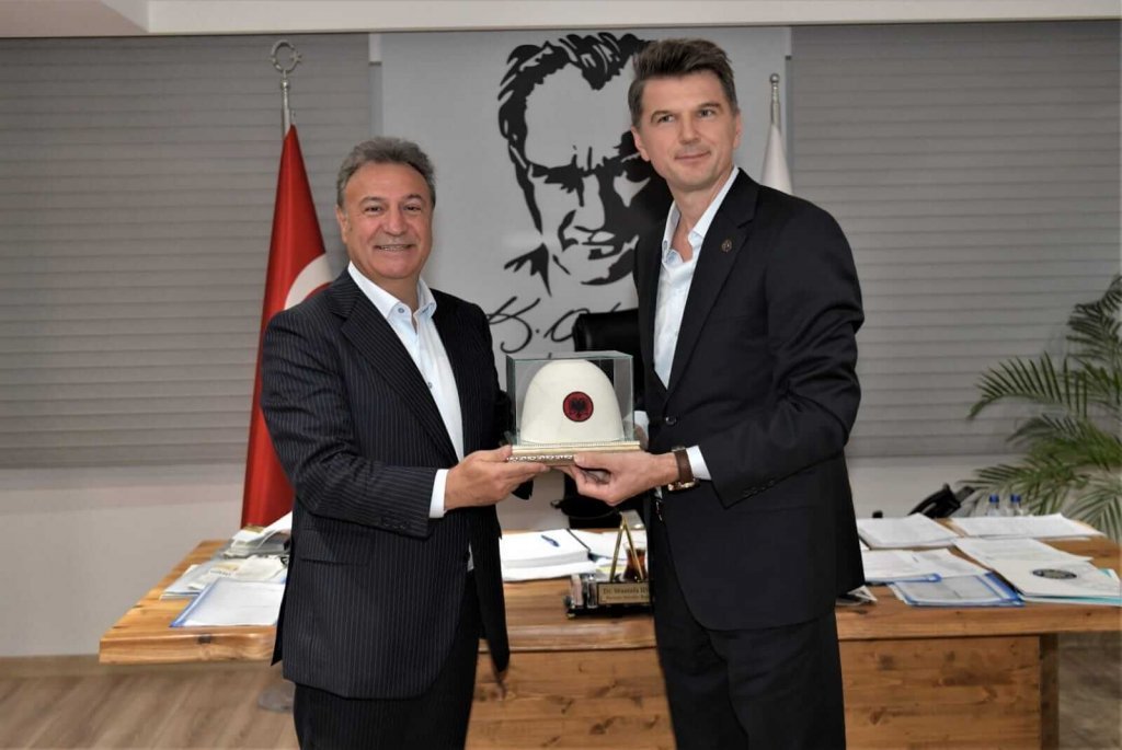 Kosova Rumeli Kültür Sanat ve Turizm Derneği başkanı Uğur Şengöz ve yönetim kurulu üyeleri Bornova Belediye başkanımız Dr. Mustafa İduğ’u ziyaret ederek dernek çalışmaları ve projeleri ile ilgili bilgilendirme gerçekleştirdi.