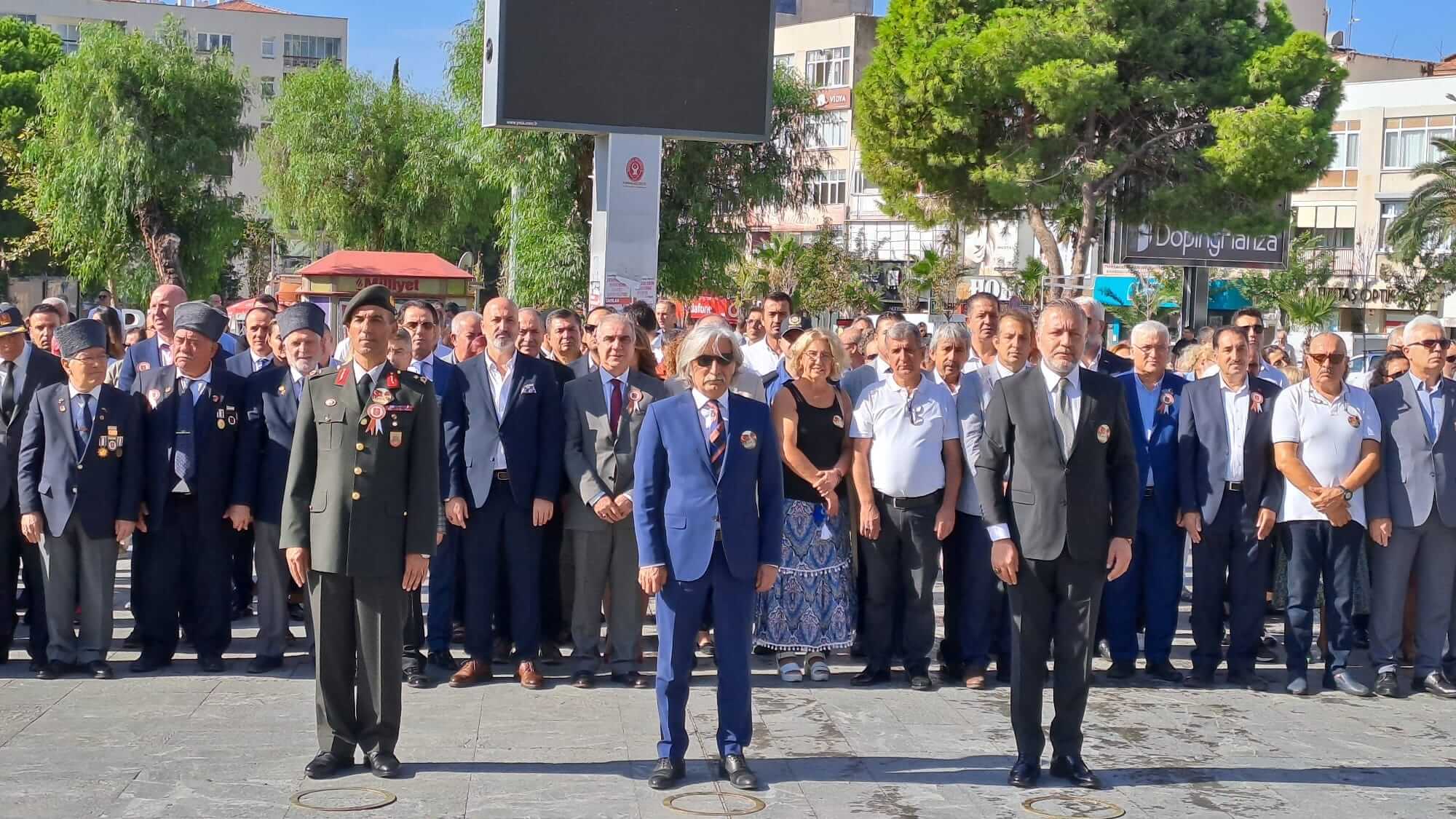 19 Eylül Gaziler Günü İlçemiz Cumhuriyet Meydanında Bornova Kaymakamlığı, Garnizon Komutanlığı, Bornova Belediye Bakanlığımız ve Türkiye Muharip Gaziler Derneği İzmir Şubesi’nin Atatürk Anıtına çelenk sunumu, saygı duruşu ve istiklal marşının söylenmesinin ardından günün anlam ve önemini belirten konuşmalarla kutlandı. Ardından gazilerimiz ve ailelerine yönelik kahvaltı programı düzenlendi.