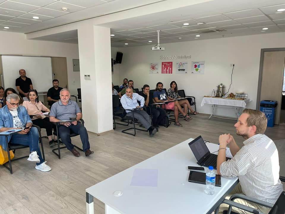 Bornova STK Yerleşkesi üyemiz Adalet Sistemini İzleme Derneği tarafından düzenlenen “Sivil Toplum Kuruluşlarının Politika Süreçlerine Aktif Katılımı” başlıklı çalıştay farklı alanlardaki sivil toplum kuruluşları ve siyasi partilerin temsilcilerinin katılımı ile gerçekleşti. Tüm katılımcılara teşekkür ederiz.