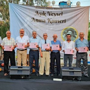 Ünlü Halk Ozanı ve Şair Aşık Veysel, Bornova Belediyesi’nin Anadolu Aşıklar Derneği ile birlikte düzenlediği konserle anıldı.