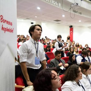 STK Yerleşkesi üyemiz Mayıs Güneşi Gençlik Derneği ile ortaklaşa yapay meclis alt komisyonları kurarak var olan ülke ve dünya sorunlarına/problemlerine çözüm aradık ve proje ürettik.
