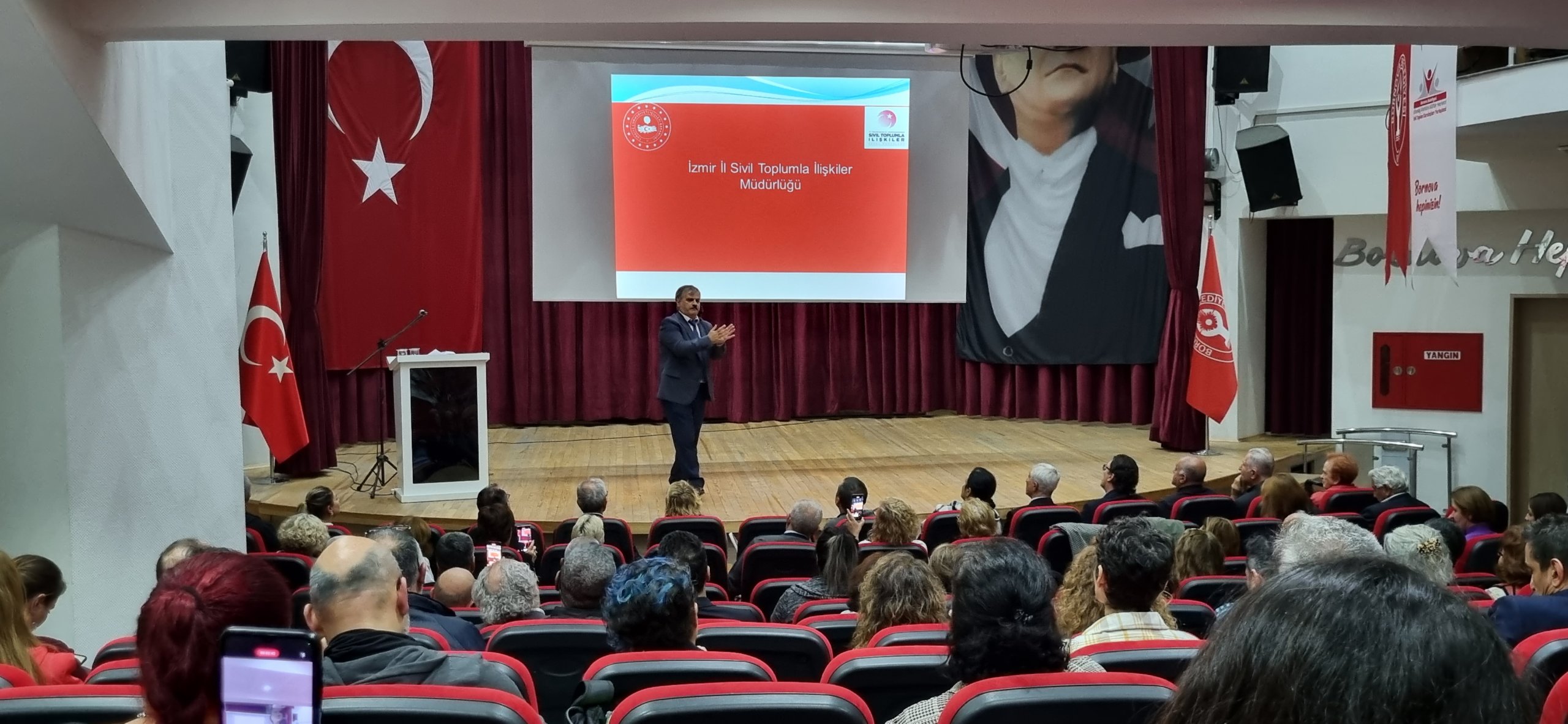 Etkin Dernek Yönetimi ve Gönüllülük Programı Bornova Belediyesi STK Yerleşkesine Üye Olan Derneklerimize, İzmir İl Sivil Toplumla İlişkiler Müdürü Turgay Esen’in Sunumu ile Gerçekleşti.